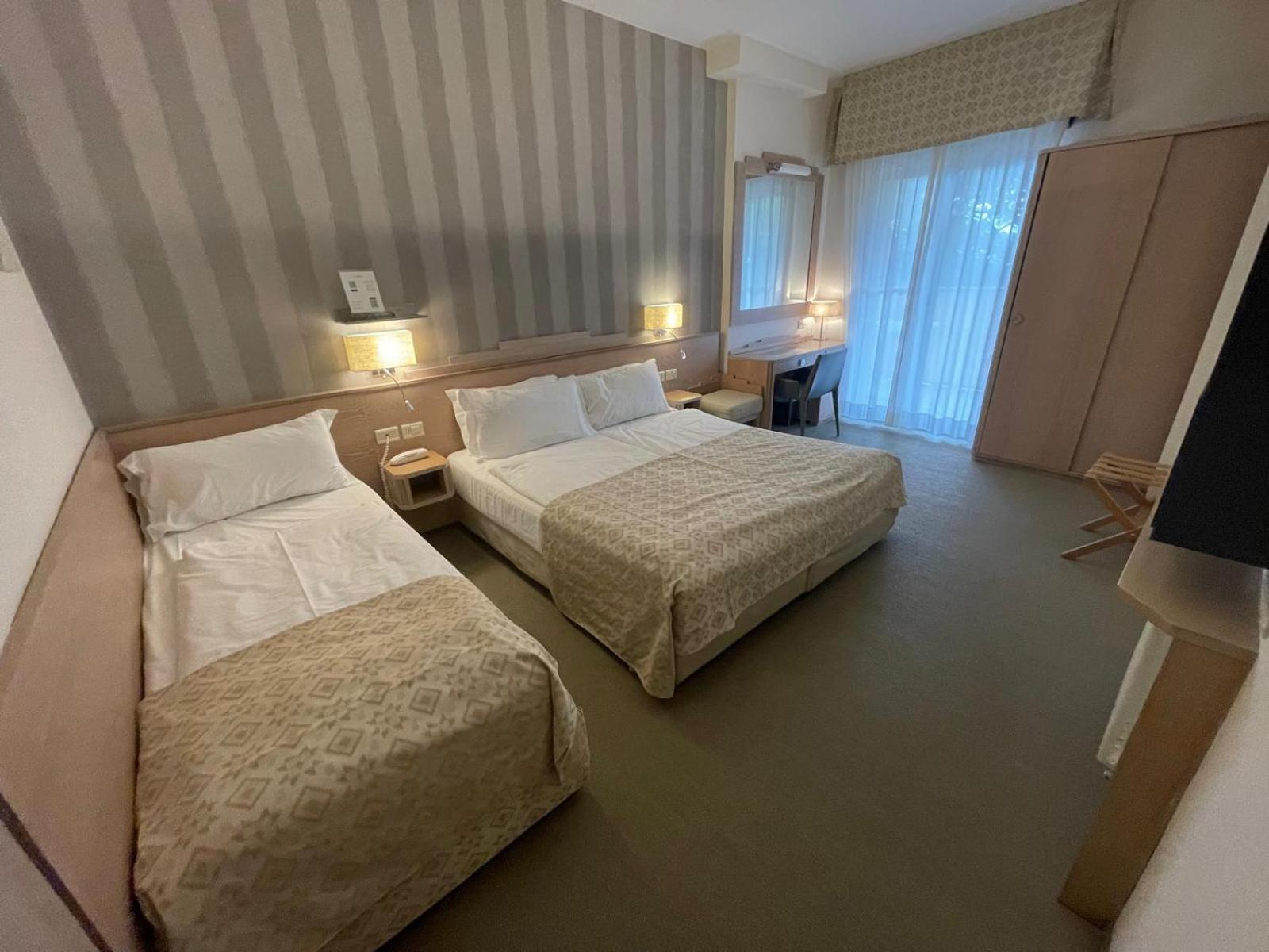 Hotel Europa Lignano Sabbiadoro Kültér fotó