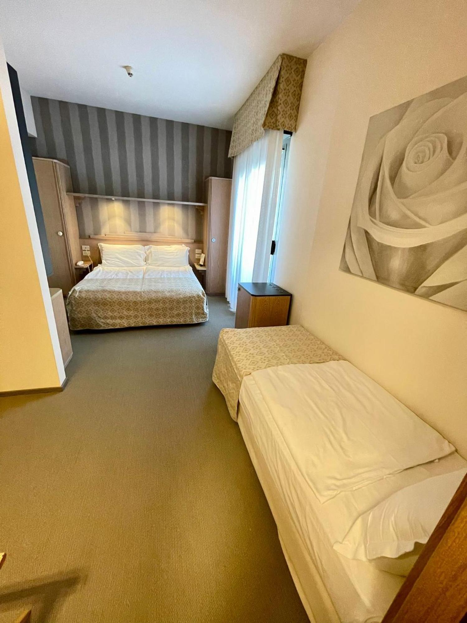 Hotel Europa Lignano Sabbiadoro Kültér fotó
