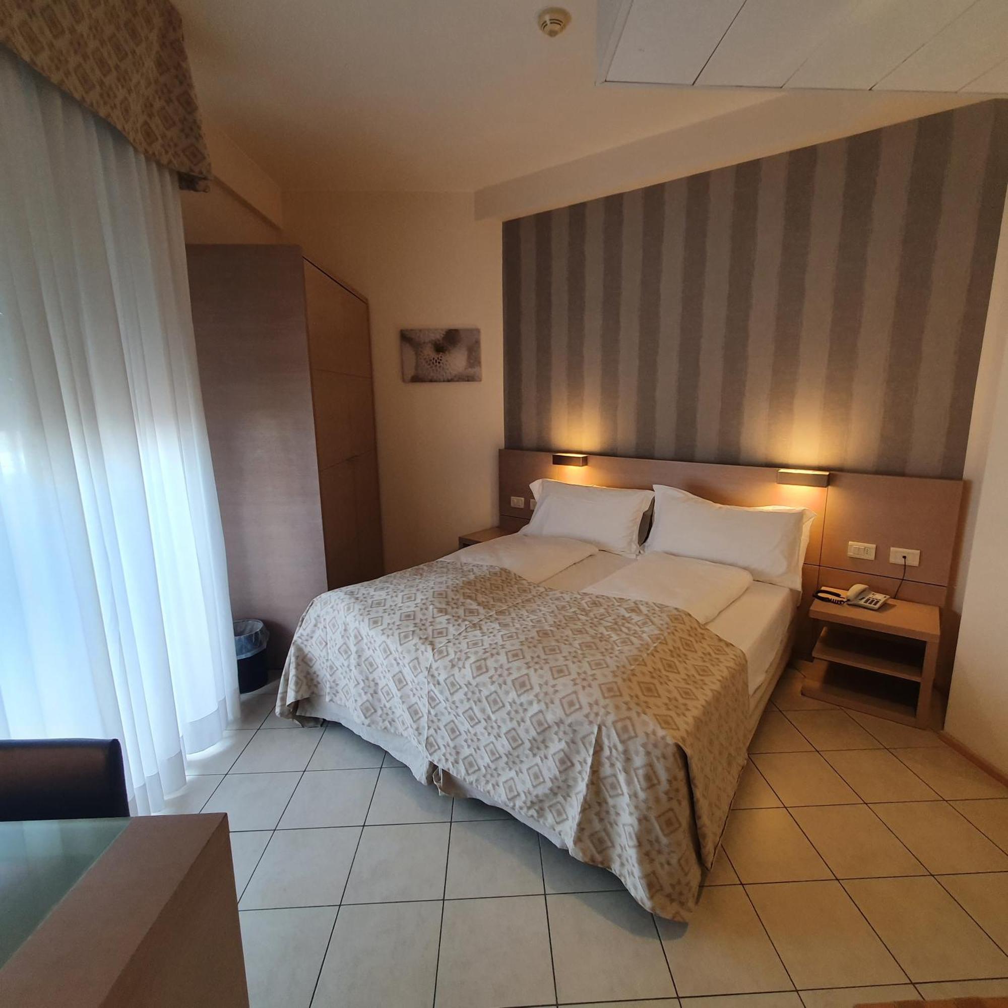 Hotel Europa Lignano Sabbiadoro Kültér fotó